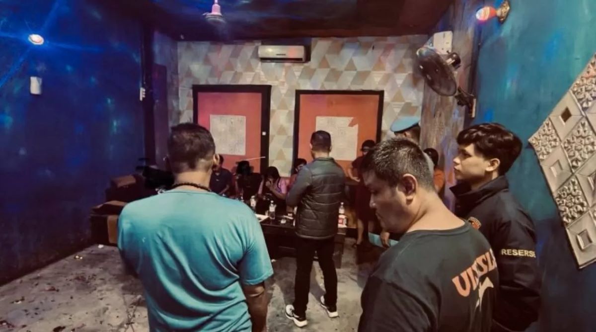 RAZIA: Personel Polsek Simpang Empat menyisir salah satu tempat hiburan malam dalam razia jelang Ramadan.