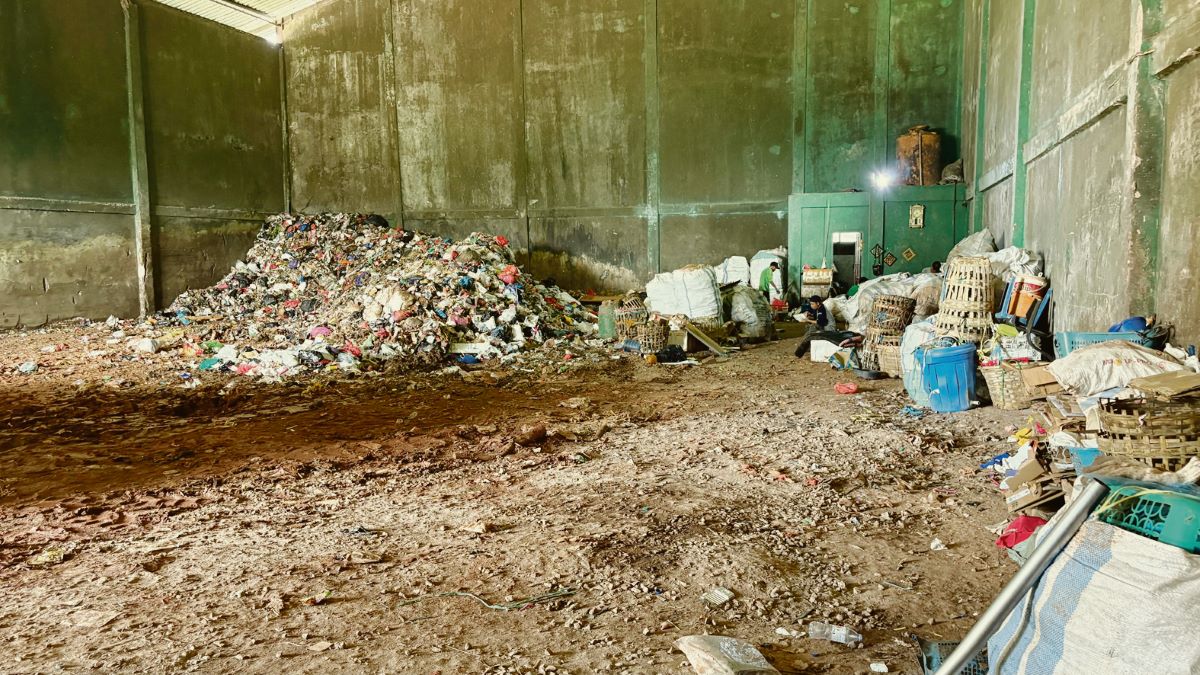 DEPO SAMPAH: Aktivitas petugas kebersihan di Depo Sampah Sehati 04, Kecamatan Baamang, Sampit, Senin (16/2/2026). FOTO: YUNI/RADAR SAMPIT