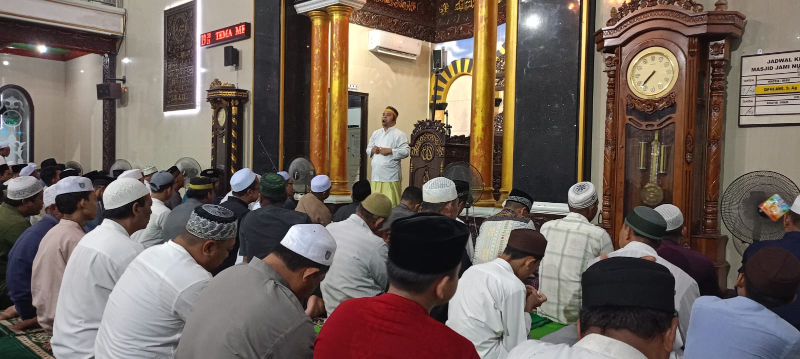 Pelaksanaan salat tarawih pertama di Masjid Jami Nur Qolbu, Jalan Pramuka, dipadati jemaah pada Rabu (18/2) malam.