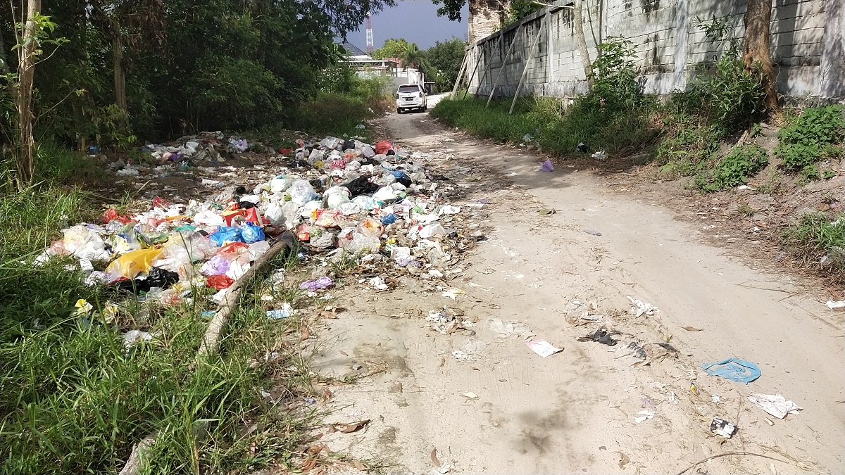 Sampah berserakan di Jalan Simpang Bhayangkara 1, Kelurahan Madurejo, Pangkalan Bun