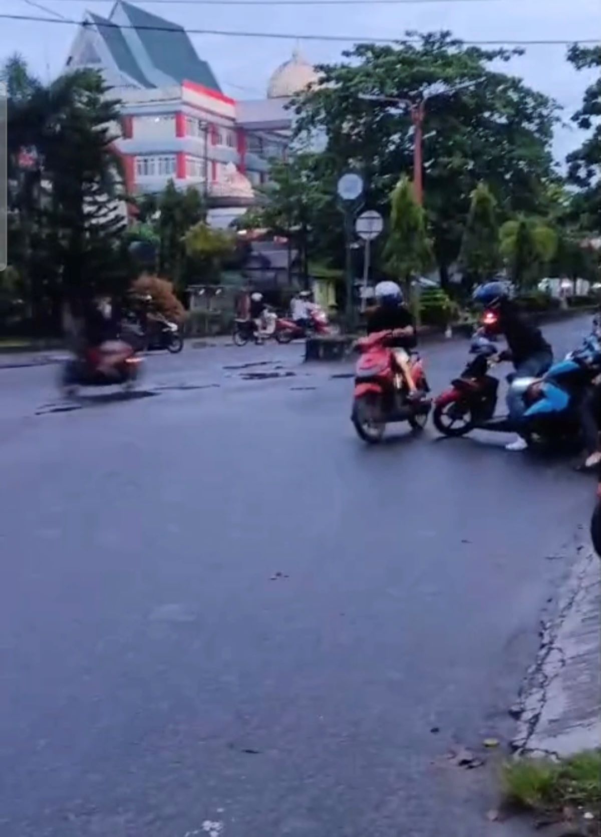 MERESAHKAN: Para remaja adu kebut sepeda motor di Jalan HM Arsyad, Kecamatan MB Ketapang, Sampit, Kamis (19/2/2026) pagi.