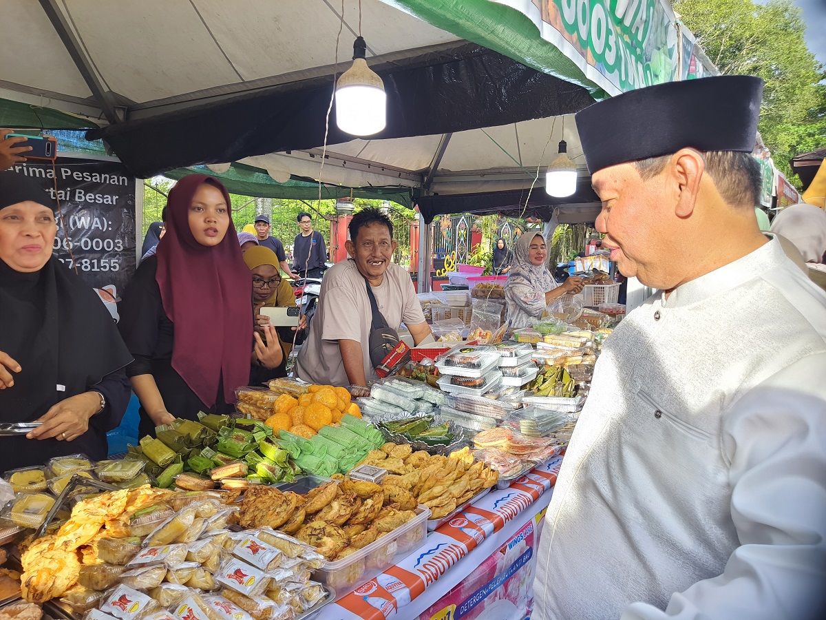 Bupati Kotim Halikinnor saat meninjau ragam kuliner yang ada di Pasar Ramadan, Kamis (19/2).