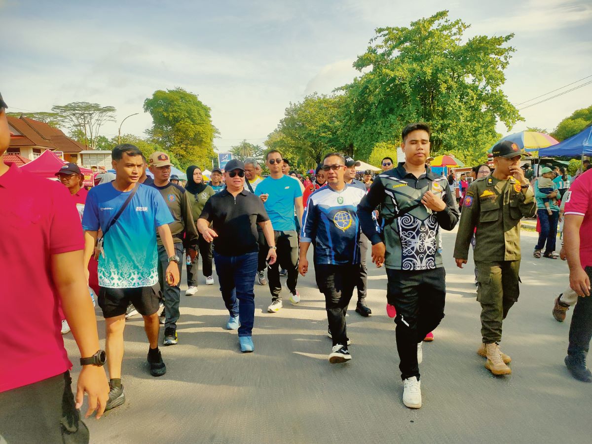 TAMAN KOTA: Bupati Kotim Halikinnor didampingi Kepala Dishub Kotim Raihansyah, di area Car Free Day (CFD) kawasan Taman Kota Sampit.