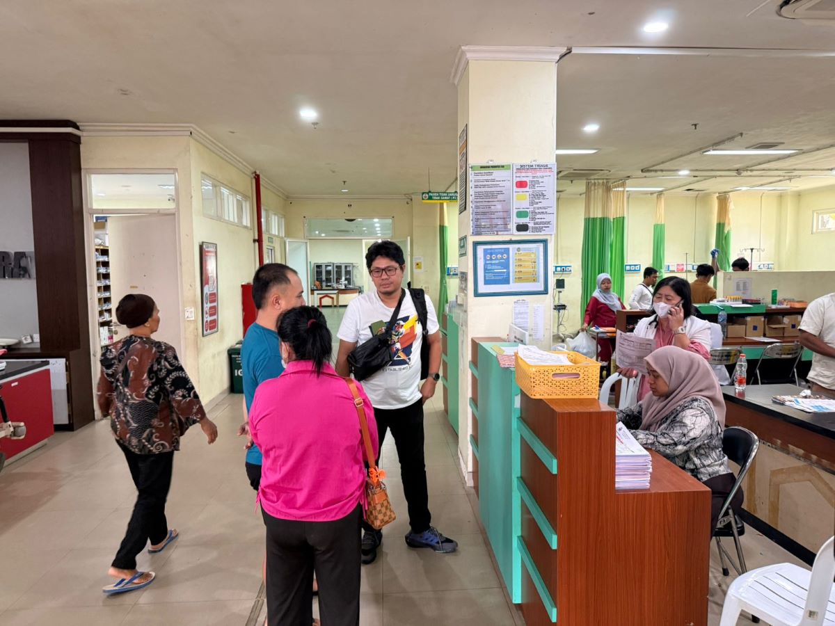 KEMANUSIAAN: Anggota Polres Kotim saat menyerahkan tersangka pencurian sawit yang alami gangguan jiwa di RSUD dr Murjani Sampit, belum lama tadi.