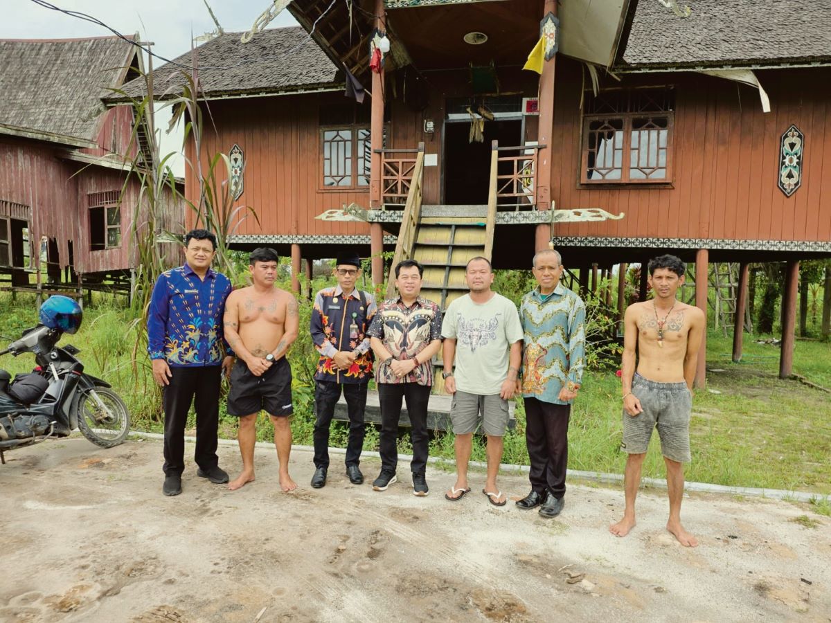 PERLU PERBAIKAN: Ketua DPRD Kotim Rimbun saat meninjau kondisi Taman Miniatur Budaya Sampit, Kamis (19/2/2026).