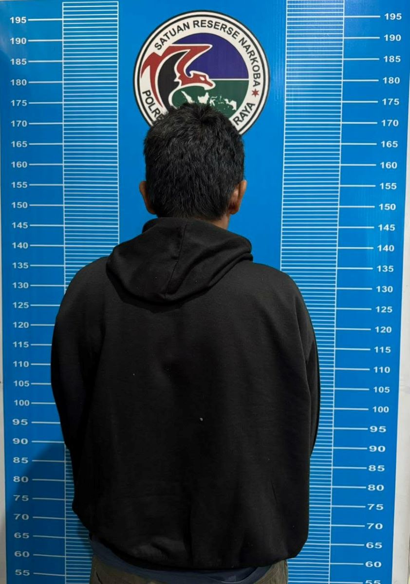 NARKOBA : Tersangka S (49) bersama barang bukti diamankan di Mapolresta Palangka Raya, Kamis (19/2/2026).