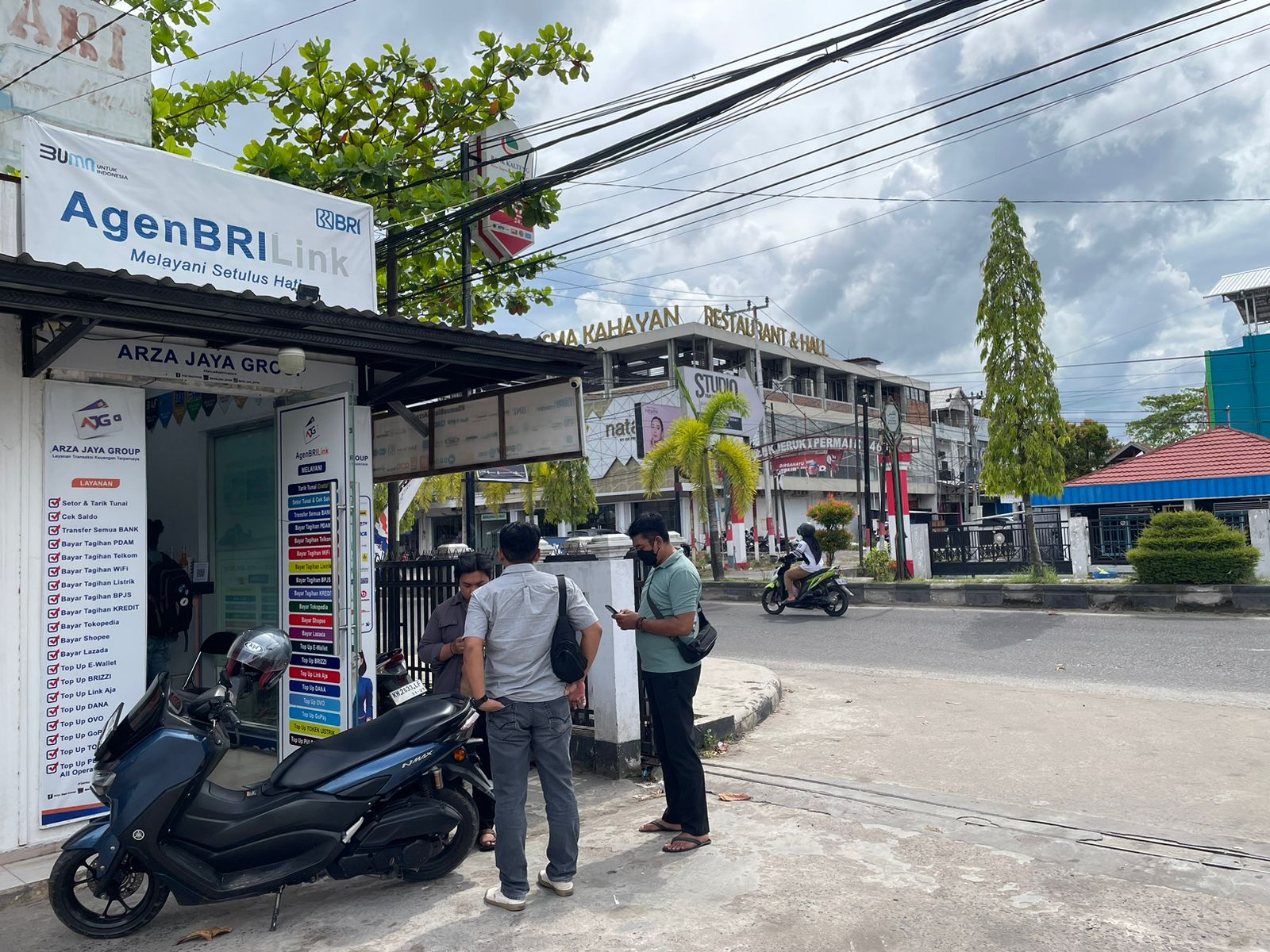 Petugas kepolisian saat berada di lokasi Gerai BRI Link di Jalan HM Arsyad Sampit, depan Kompleks Pertokoan Mentari Swalayan, yang mengalami perampokan, Jumat (20/2/2026).