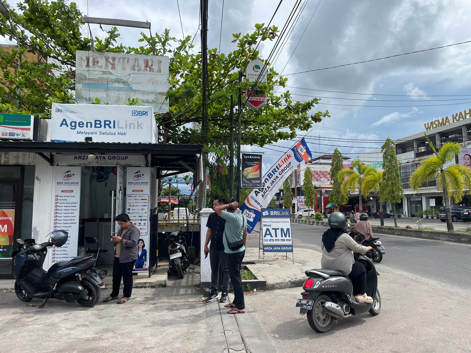 Petugas kepolisian saat berada di lokasi Gerai BRI Link di Jalan HM Arsyad Sampit, depan Kompleks Pertokoan Mentari Swalayan, yang mengalami perampokan, Jumat (20/2/2026).