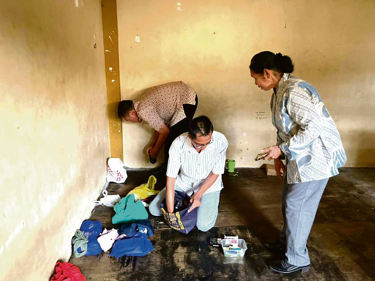 RAZIA : Petugas menggeledah blok ruang Rumah Tahanan Negara (Rutan) Polresta Palangka Raya.