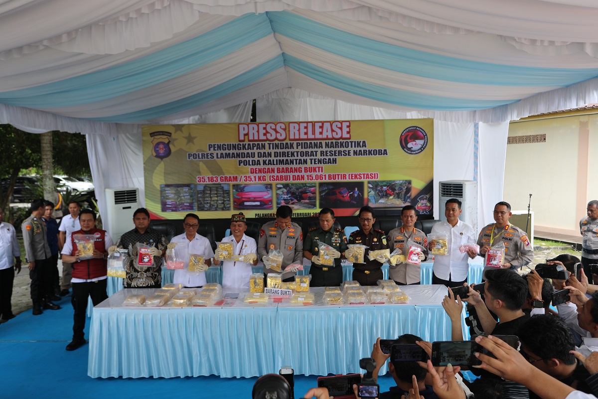 Kapolda Kalteng Irjen Pol Iwan Kurniawan dan Gubenur Kalteng Agustiar Sabran memperlihatkan barang bukti narkotika hasil tangkapan di Trans-Kalimantan, Kabupaten Lamandau.