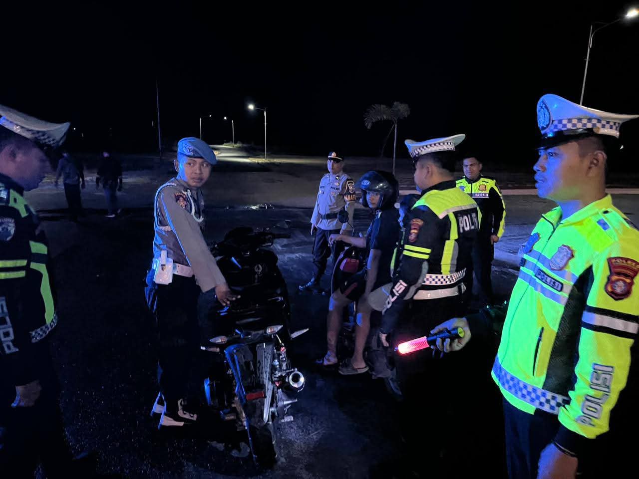 Personel Pamapta I SPKT Polres Kobar saat mengamankan kendaraan yang terindikasi balapan liar di jalan Samari II, Sport Center, Desa Pasir Panjang, Kecamatan Arsel, Kabupaten Kobar, belum lama ini.
