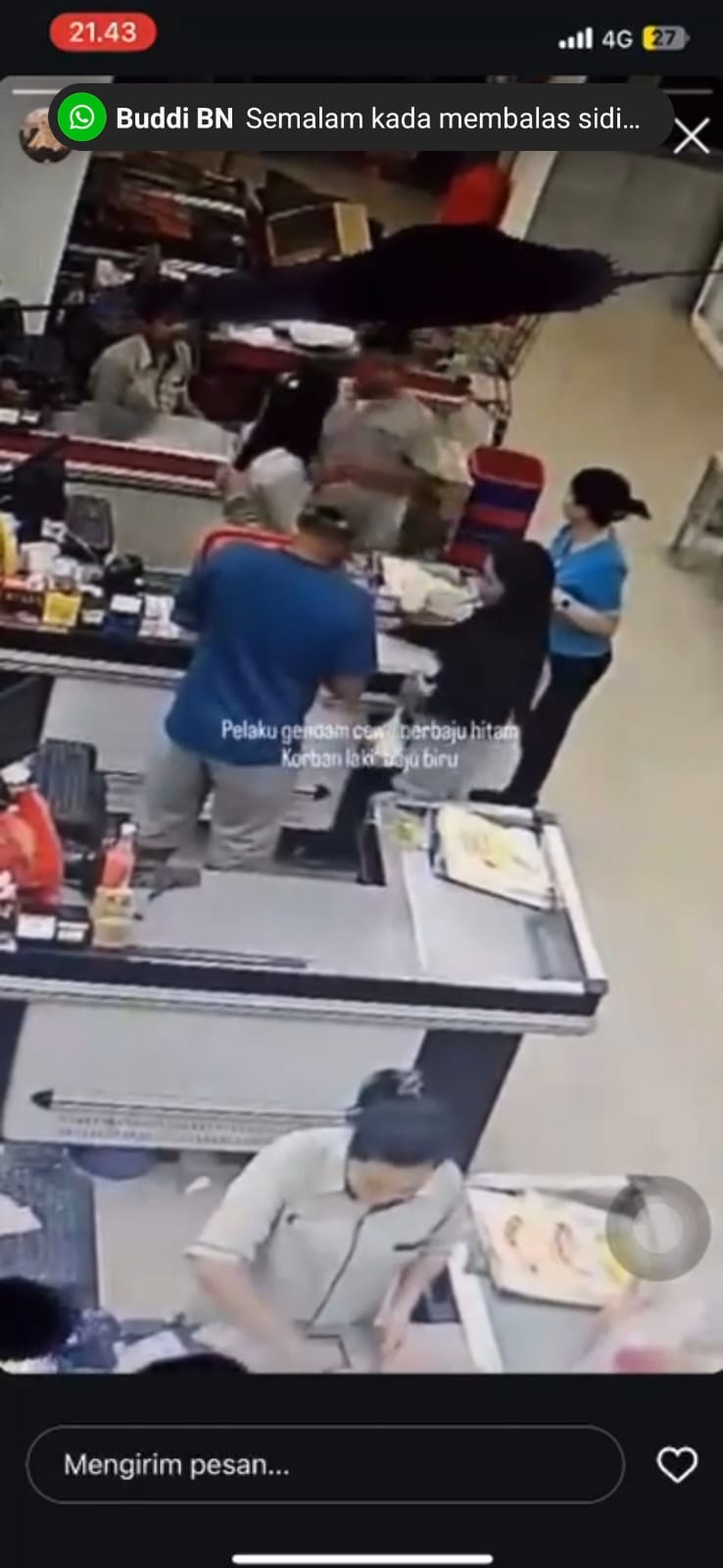  GENDAM : Detik-detik tangkapan layar saat seorang pengunjung supermarket dihipnotis di area kasir, Jalan Rahadi Usman, Sampit, Jumat (20/2) malam