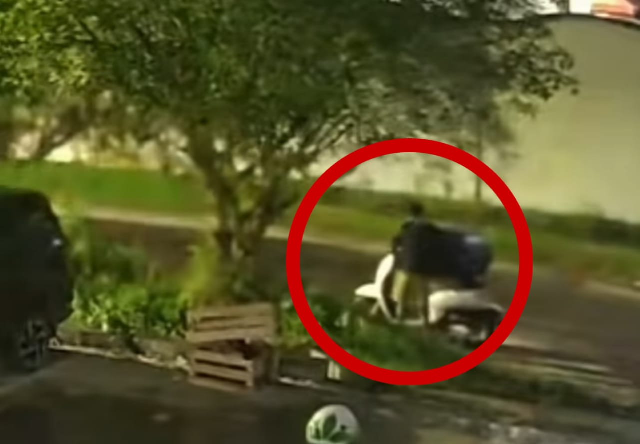 Tangkapan layar rekaman kamera pengawas pencurian tong sampah di Jalan MT Haryono Barat.