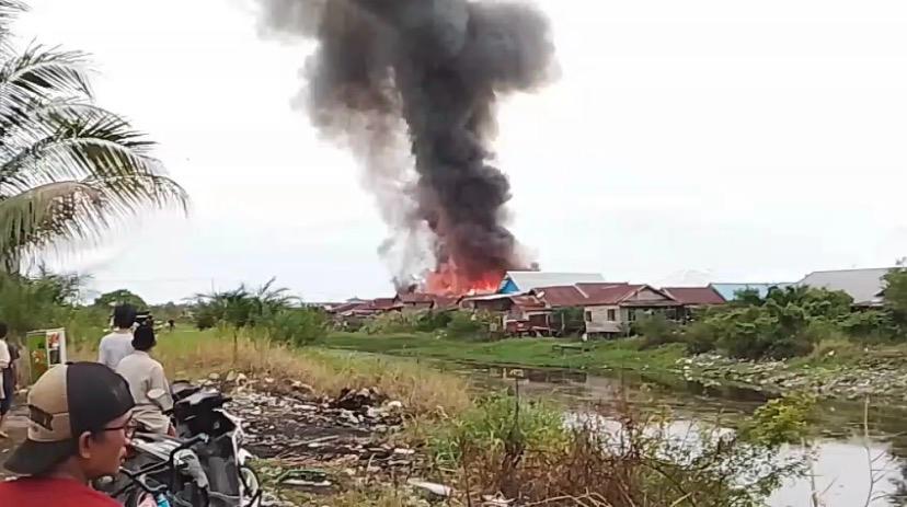 Kebakaran hebat melanda kawasan permukiman padat penduduk di Jalan Mendawai Induk, Komplek Sosial, Kelurahan Palangka, Kota Palangka Raya, Sabtu (21/2/2026).