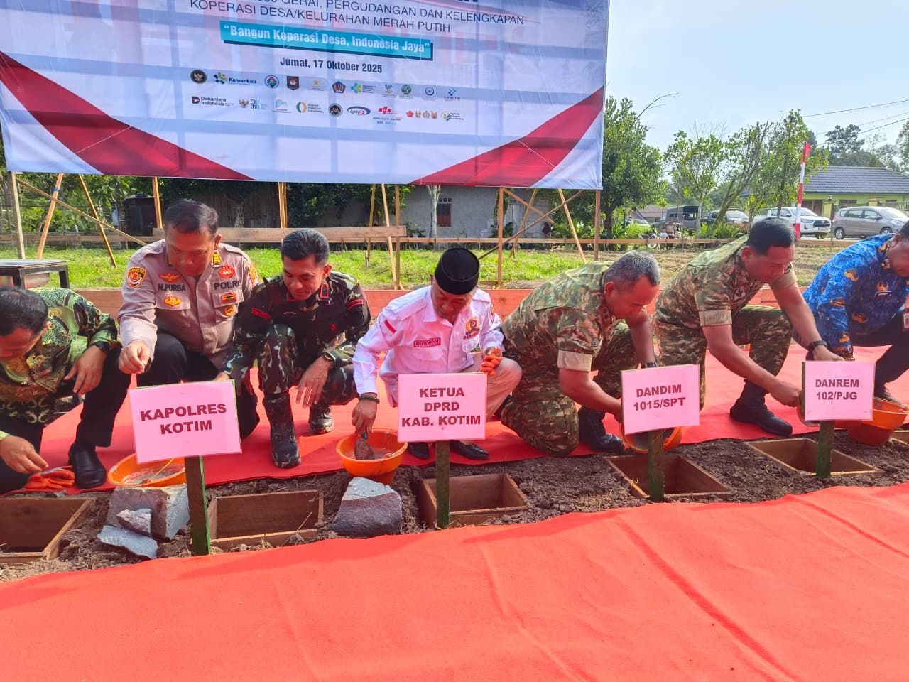 Peletakan batu pertama pembangunan gerai dan pergudangan koperasi desa dan kelurahan merah putih di Desa Eka Buhurui, Kotim, belum lama ini.  (Akbar/Radar Sampit)