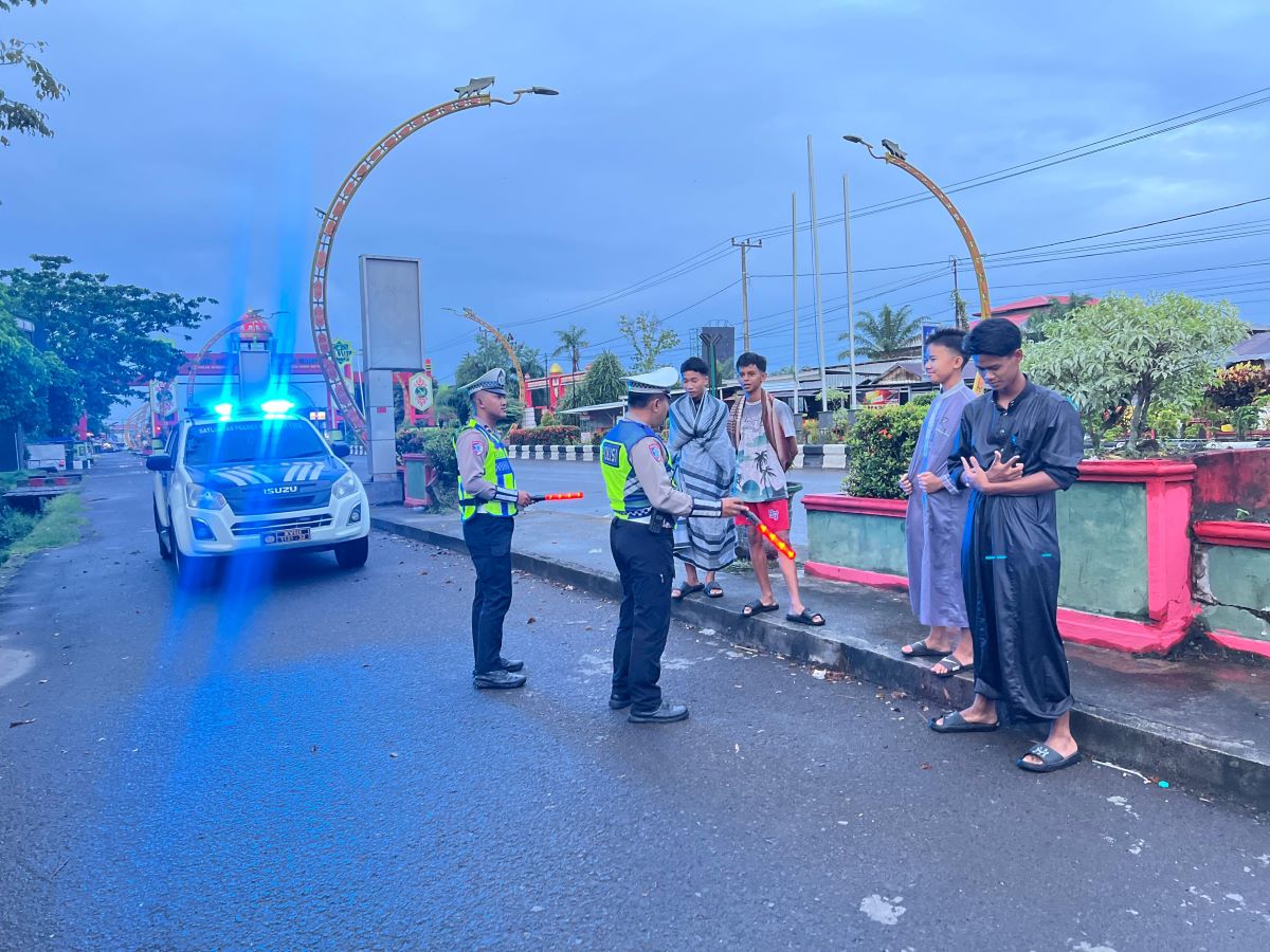 PATROLI SUBUH: Polantas Polres Kotim melaksanakan patroli subuh di kawasan Terowongan Nur Mentaya, Jalan Tjilik Riwut, Sampit, Sabtu (21/2/2026). FOTO: HUMAS POLRES KOTIM/RADAR SAMPIT