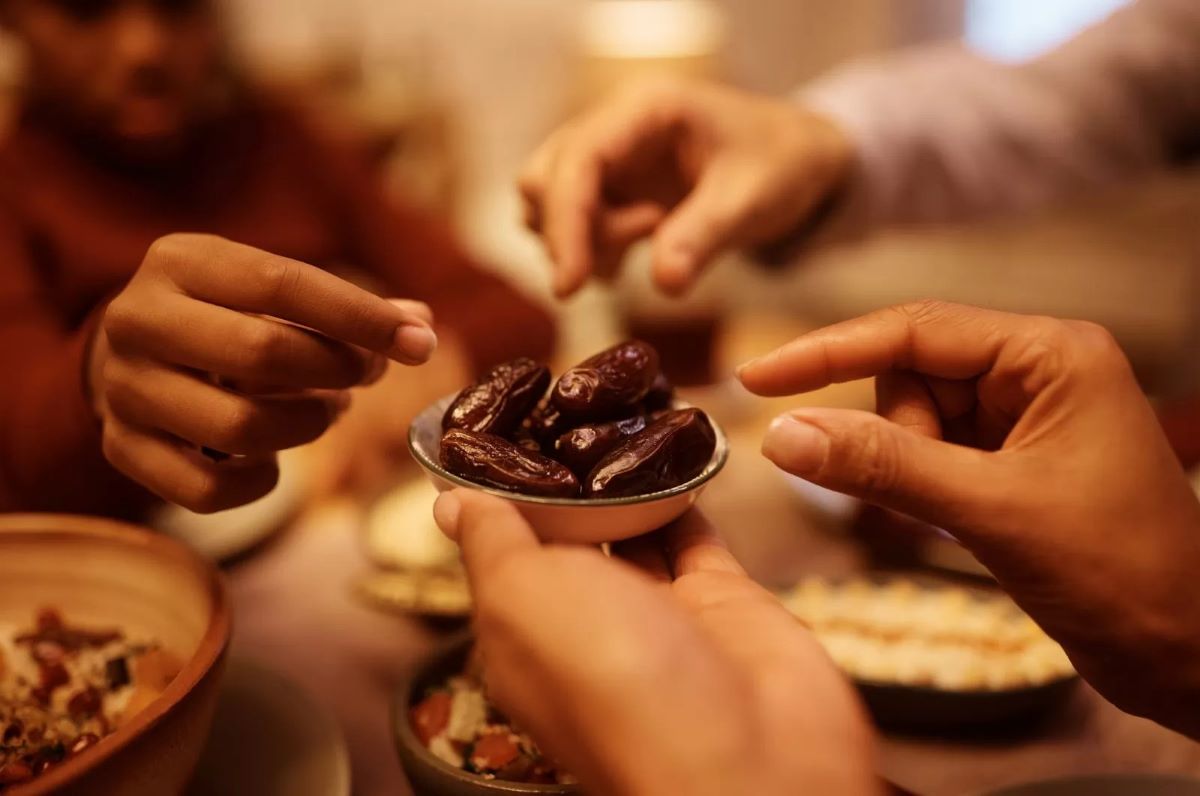Ilustrasi suasana berbuka puasa dan hidangan Ramadhan, saat umat Muslim di berbagai negara menjalani puasa 11-15 jam per hari