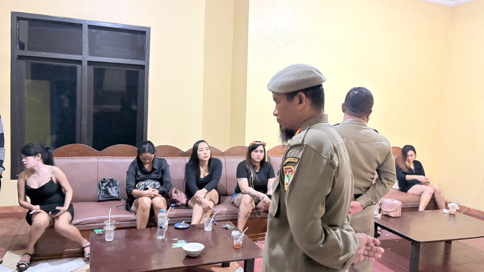 Satpol PP Kobar sata memberikan imbauan dan peringatan kepada pengelola hiburan malam dan pemandu lagu di salah satu THM di Pasir Panjang, Kecamatan Arut Selatan . (Satpol PP/Radar Sampit)