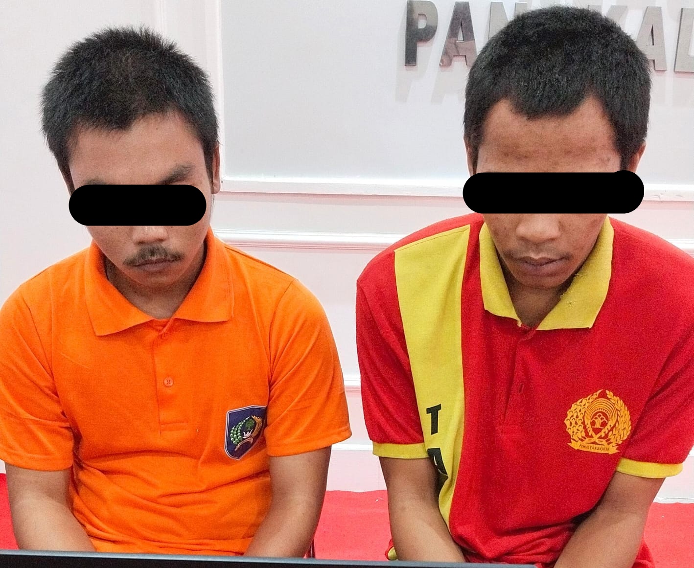 VONIS: Dua terdakwa pencurian sawit saat mendengarkan putusan hakim 
