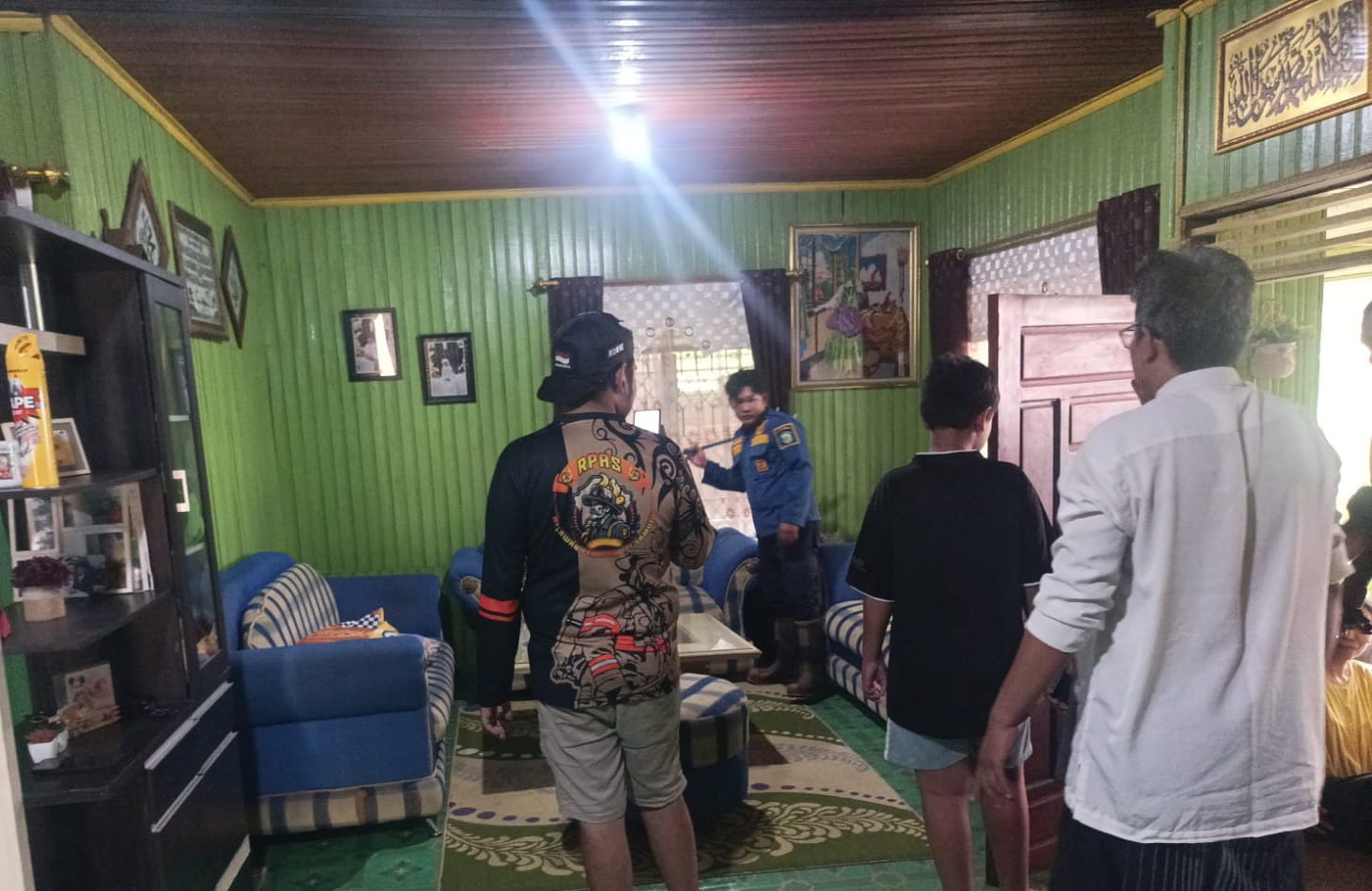 Suasana rumah di Desa Basirih Hilir, Samuda, Kecamatan Mentaya Hilir Selatan, saat pencarian ular king kobra yang masuk rumah. (Disdamkarmat Kotim)