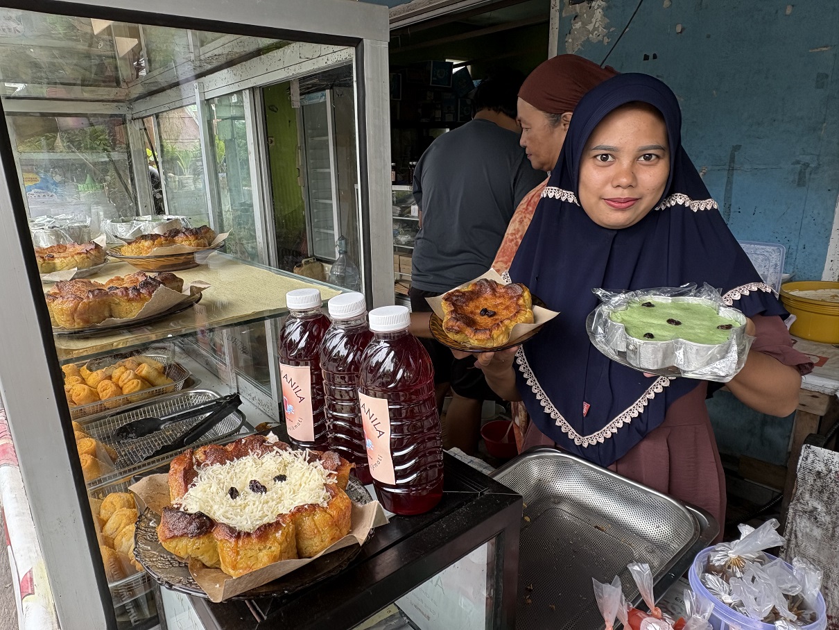 Menantu Weni, dengan kue bingka olahan mertuanya di tempat berjualan di Jalan Muchran Ali, Baamang, Sampit, Sabtu (21/2).