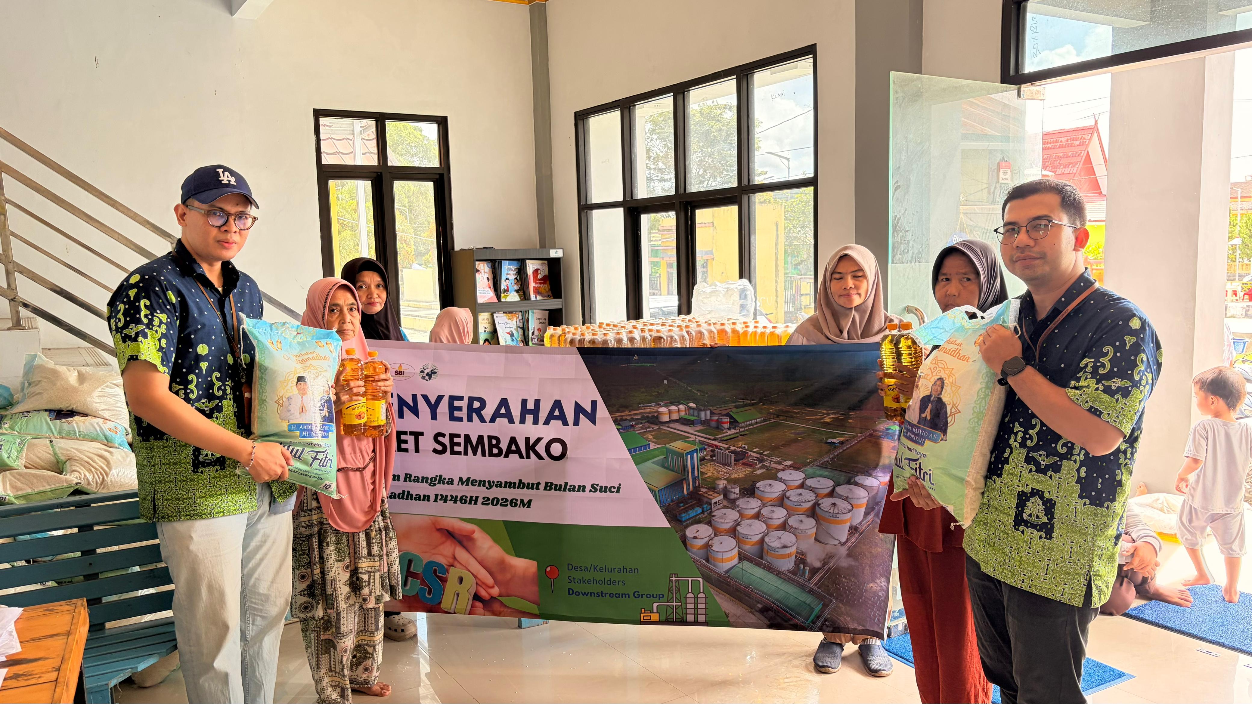 Penyaluran paket sembako gratis untuk warga di Kelurahan Candi dan Kumai Hulu. (dokumen PT CBUT)