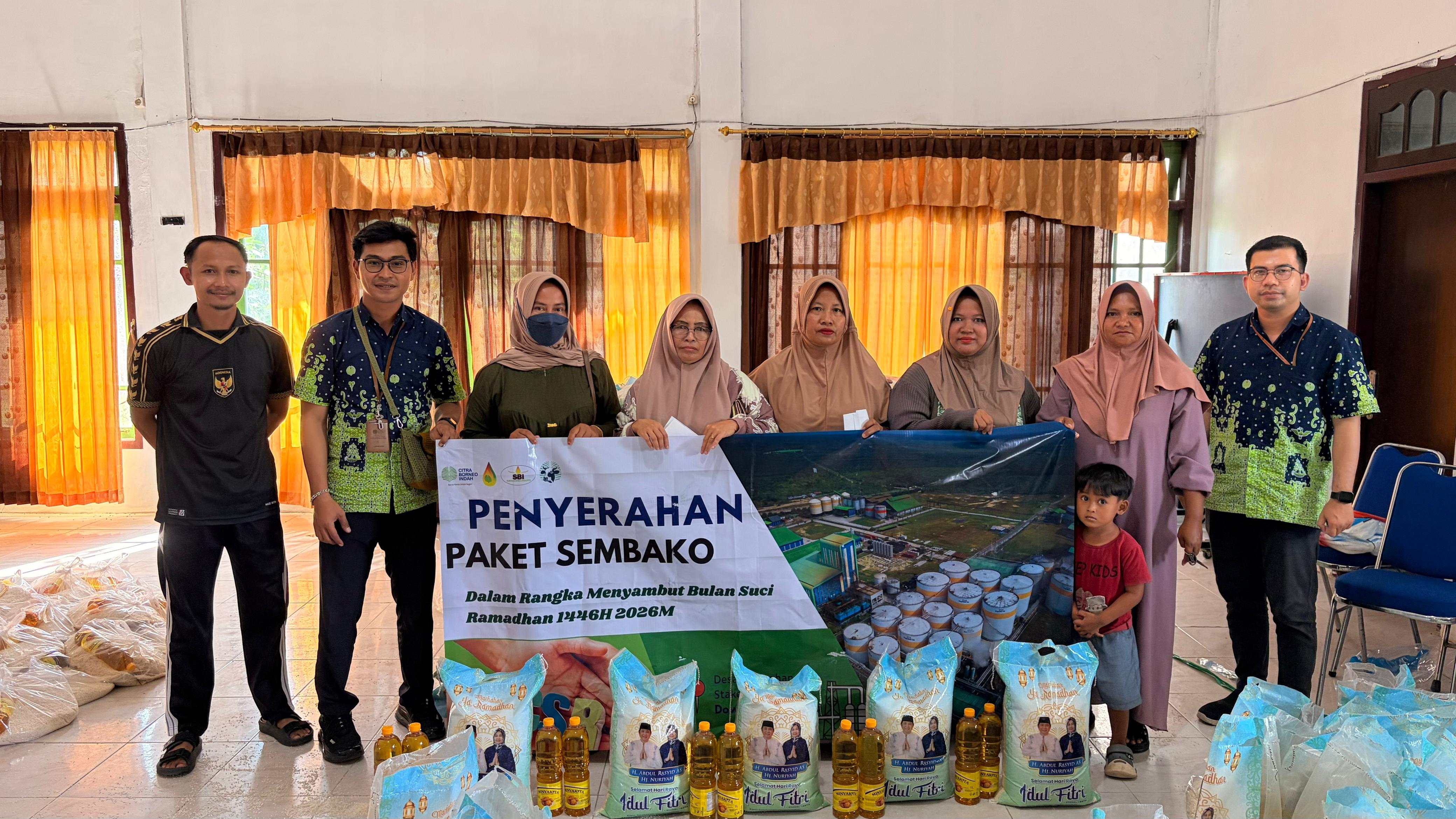 Penyaluran paket sembako ke Sungai Tendang dan Natai Raya (Dokumen PT CBUT)