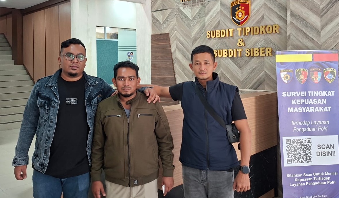 Personel Unit III Siber Ditreskrimsus Polda Aceh mengamankan Dedi Saputra. (Dok. Ditreskrimsus Polda Aceh)
