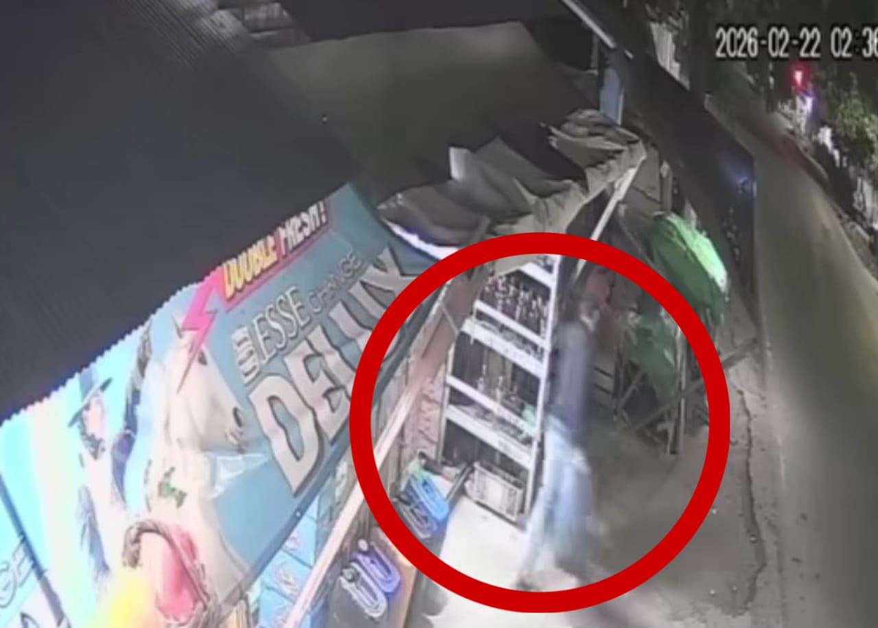 Tangkapan layar rekaman kamera pengawas maling berupaya membawa kabur jeriken berisi BBM di depan sebuah warung di Jalan DI Panjaitan Sampit, Sabtu dini hari (22/2026)