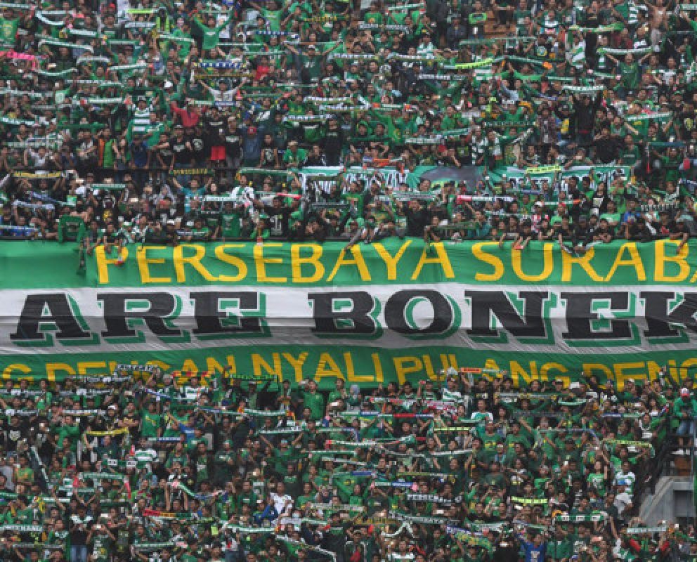 BONEK: Ribuan suporter Persebaya Surabaya saat di stadion Gelora Bung Tomo (GBT).
