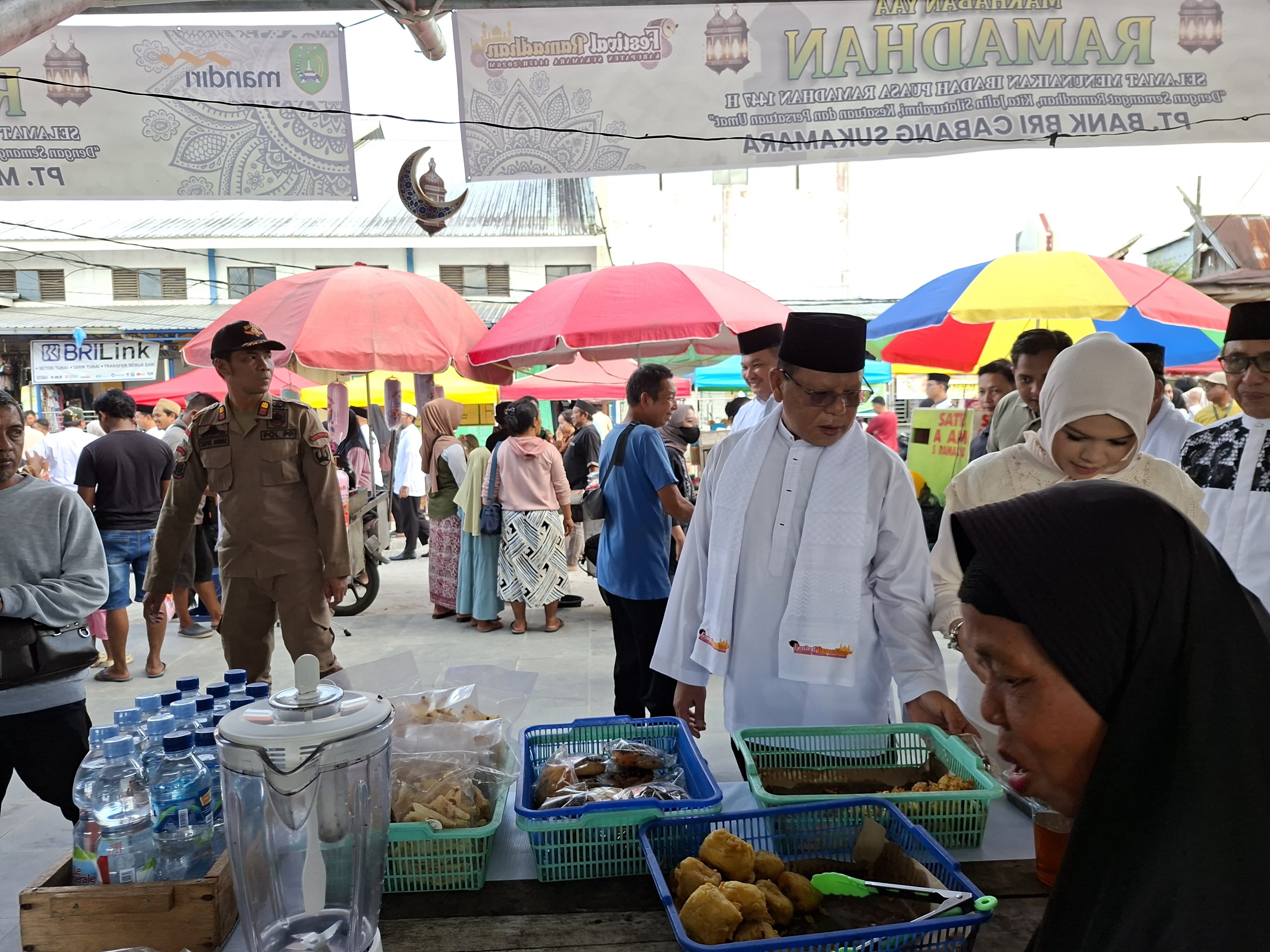 Wakil Bupati Sukamara Nur Efendi saat meninjau kondisi lapak pasar Ramadan