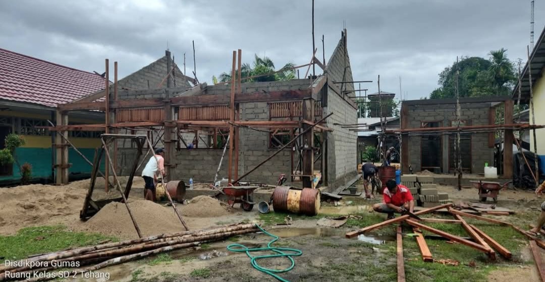 : Pelaksanaan pembangunan bangunan sekolah di SDN 2 Tehang, Kecamatan Manuhing Raya, belum lama ini. 