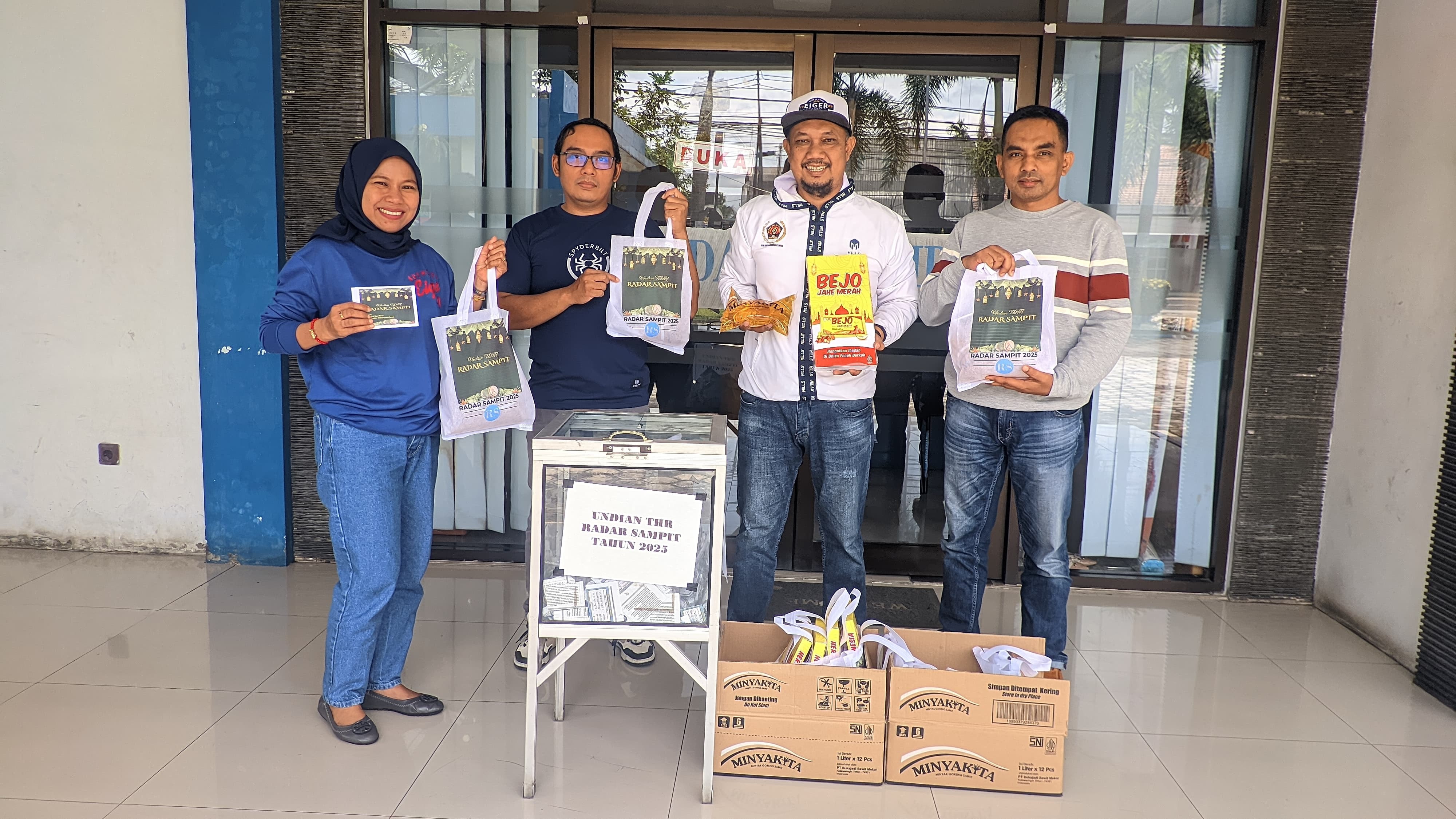 Jajaran Manajemen Radar Sampit saat pengundian Berkah Ramadan 1447Hijriah, di Kantor Jalan MT Haryono Sampit, Minggu (22/2).
