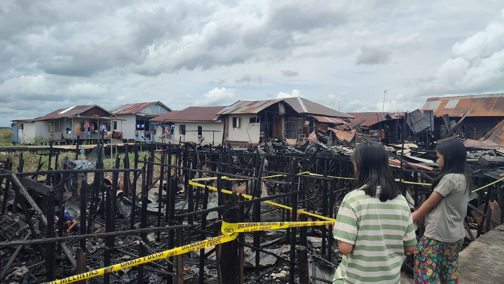 Nampak sejumlah bangunan hangus setelah terbakar di Gang Rawa komplek sosial Kelurahan Pahandut,  Jalan Mendawai, Palangka Raya, Minggu (22/2). 