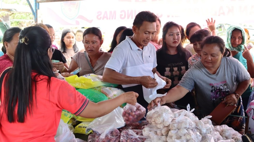  Suasana pelaksanaan GPM yang diserbu oleh warga, di Kelurahan Tumbang Napoi, Kecamatan Miri Manasa, belum lama ini. 