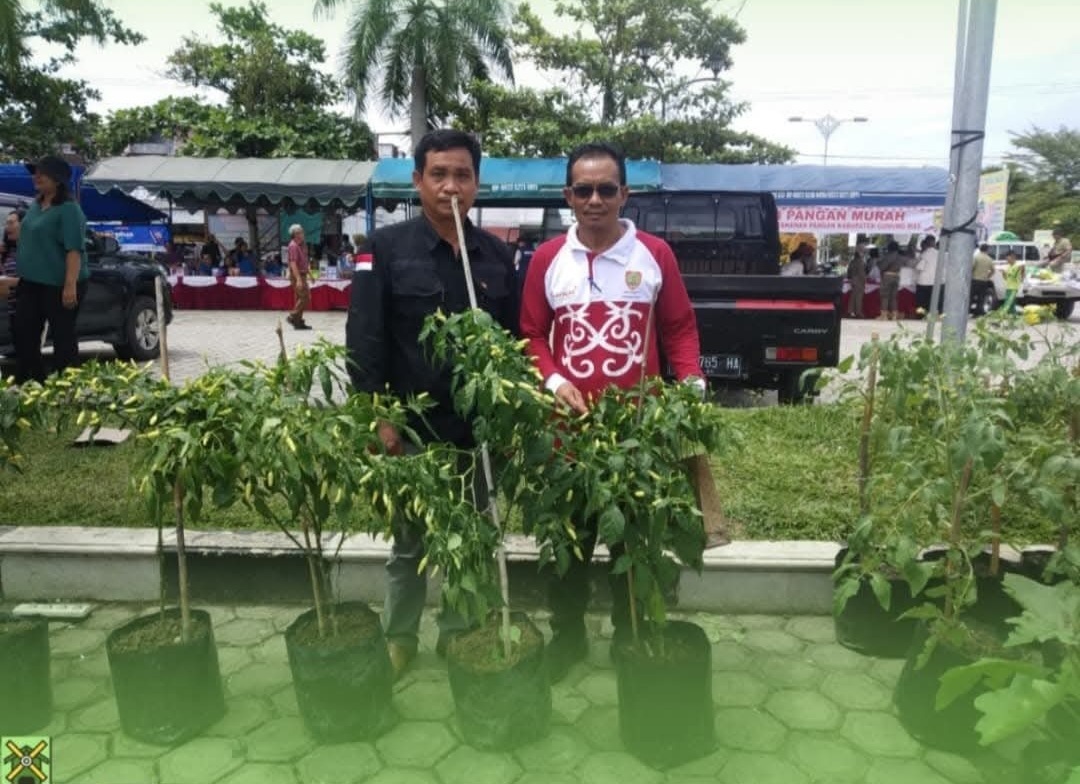 Penyaluran bantuan bibit tanaman holtikultura kepada perangkat daerah, belum lama ini.