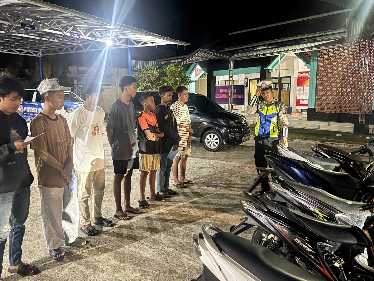 Satlantas Polres Seruyan mengamankan lima sepeda motor yang tidak sesuai spesifikasi teknis dalam patroli dini hari di Kota Kuala Pembuang, Sabtu (21/2).