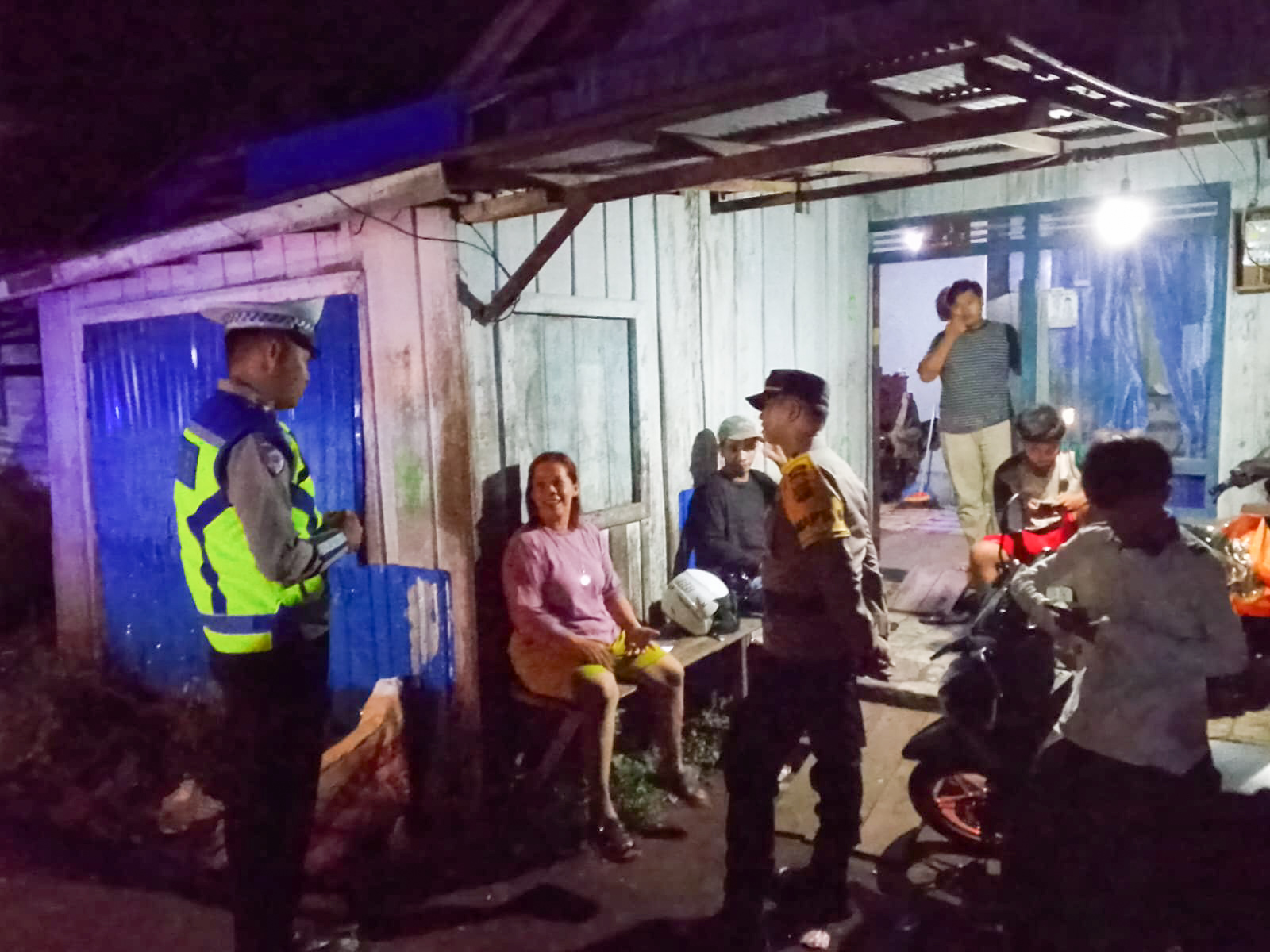  Anggota Polres Seruyan membubarkan kerumunan pemuda yang dinilai meresahkan di Gang Mat 5, Kampung Bugis, pada Sabtu malam (21/2).   