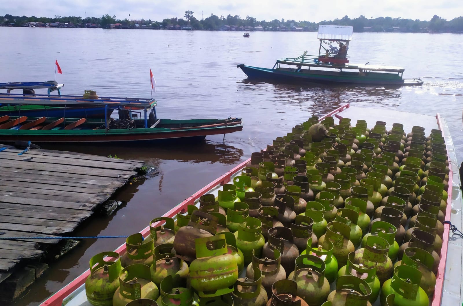 Tabung gas bersubsidi berada dikelotok siap didistribusikan ke wilayah pelosok Kotim. (Dokoes/Radar Sampit)