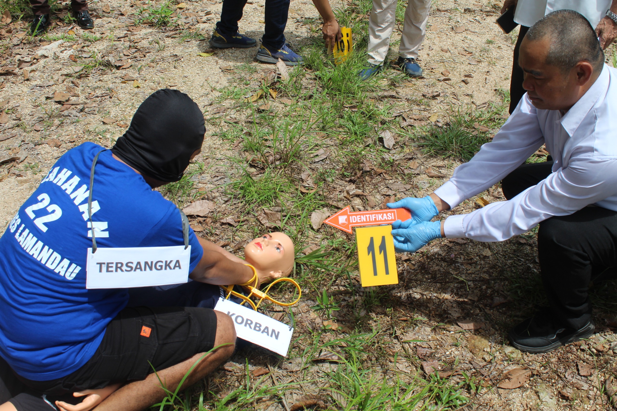 REKONSTRUKSI: Tersangka pembunuh Hetty Noviani saat memeragakan sejumlah adegan. (Ria Mekar/Radar Sampit)