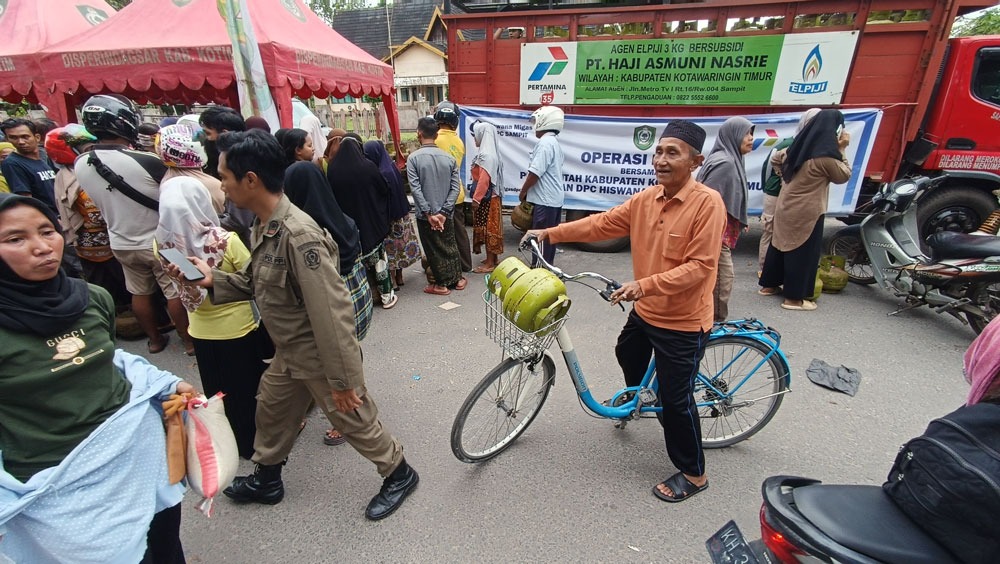 Seorang bapak tak kebagian gas bersubsidi ketika ingin membeli dalam operasi pasar yang digelar pemerintah beberapa waktu lalu. (Dok.oes/Radar Sampit)