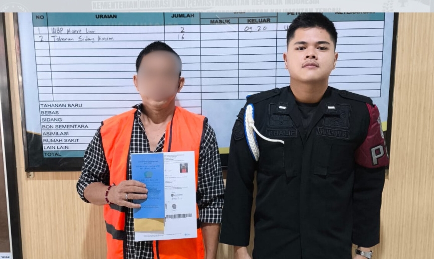 Seorang warga binaan Lapas Sampit yang menerima pembebasan bersyarat saat didampingi Petugas Lapas, Senin (23/2).