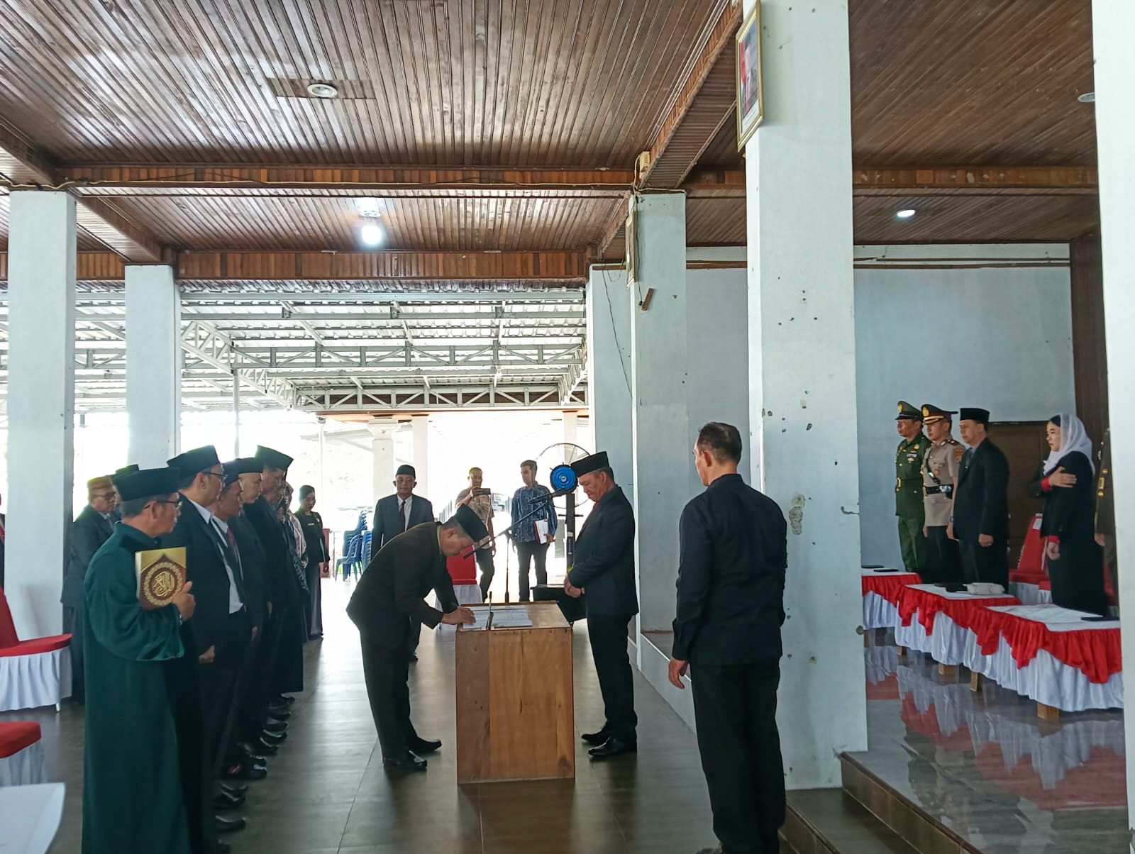 Pemerintah Kabupaten Seruyan melantik enam pejabat struktural eselon III di Rumah Jabatan Bupati pada Sabtu (21/2)