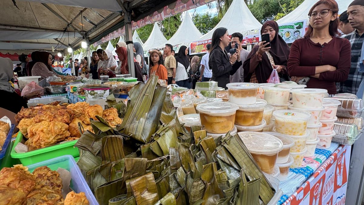 TAKJIL: Warga memadati pasar Ramadan di Taman Kota Sampit menjual aneka kuliner.  