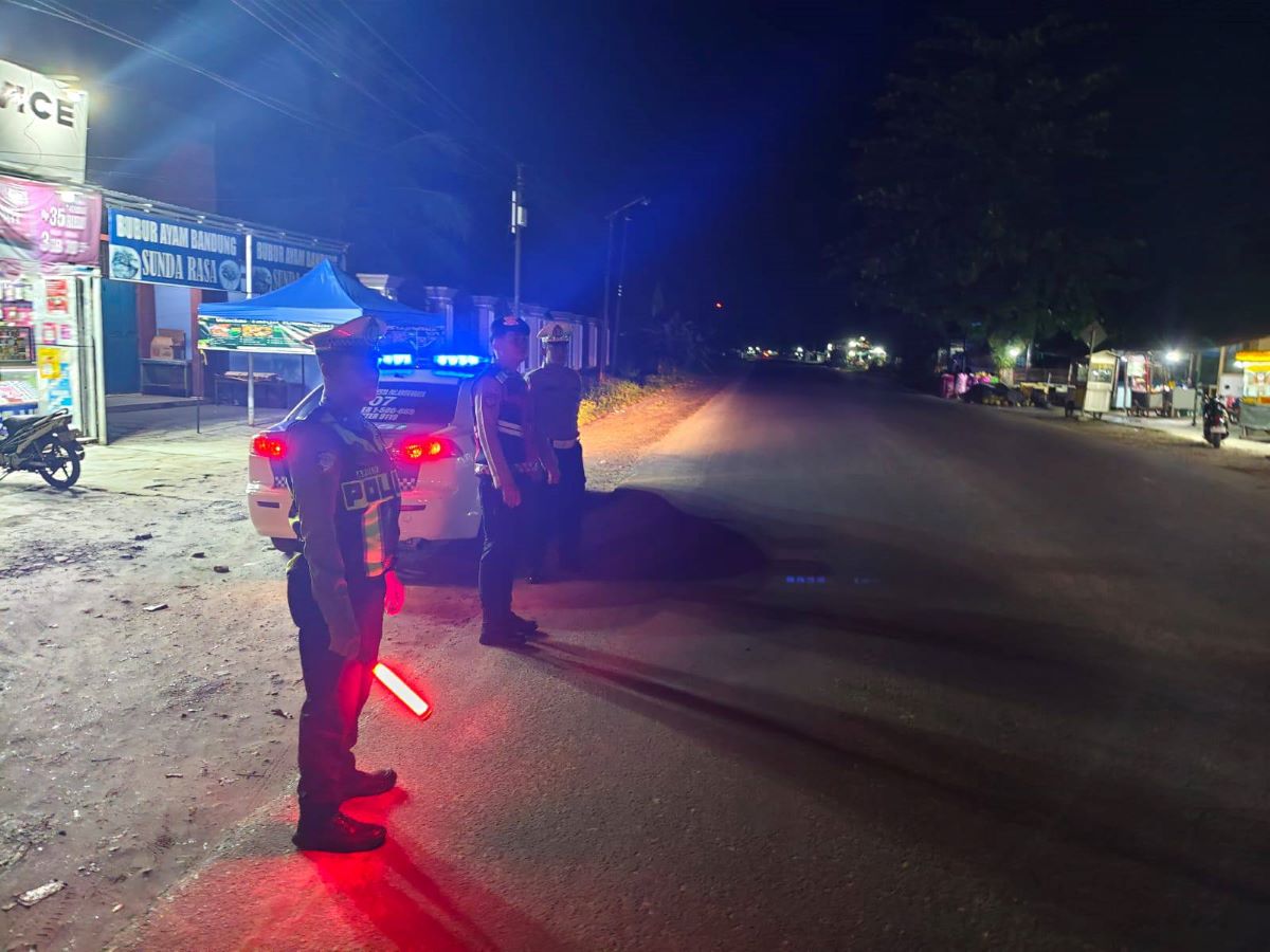 PATROLI : Personel Kepolisian melaksanakan patroli dan pengamanan di salah satu ruas jalan Kota Palangka Raya guna mencegah aksi balap liar. 