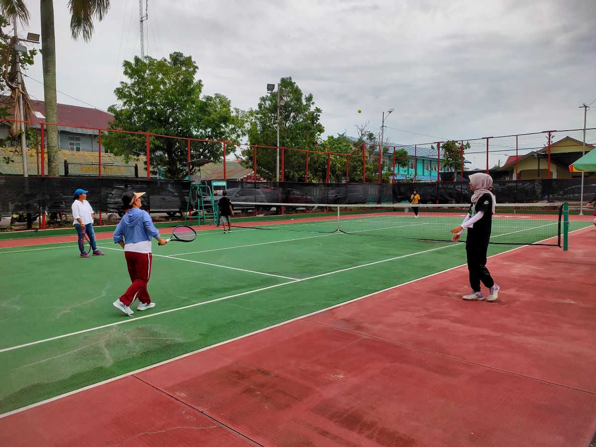 TENIS: Kegiatan olahraga di lapangan tenis Tugu Jalan Ais Nasution, Sampit, belum lama tadi. 