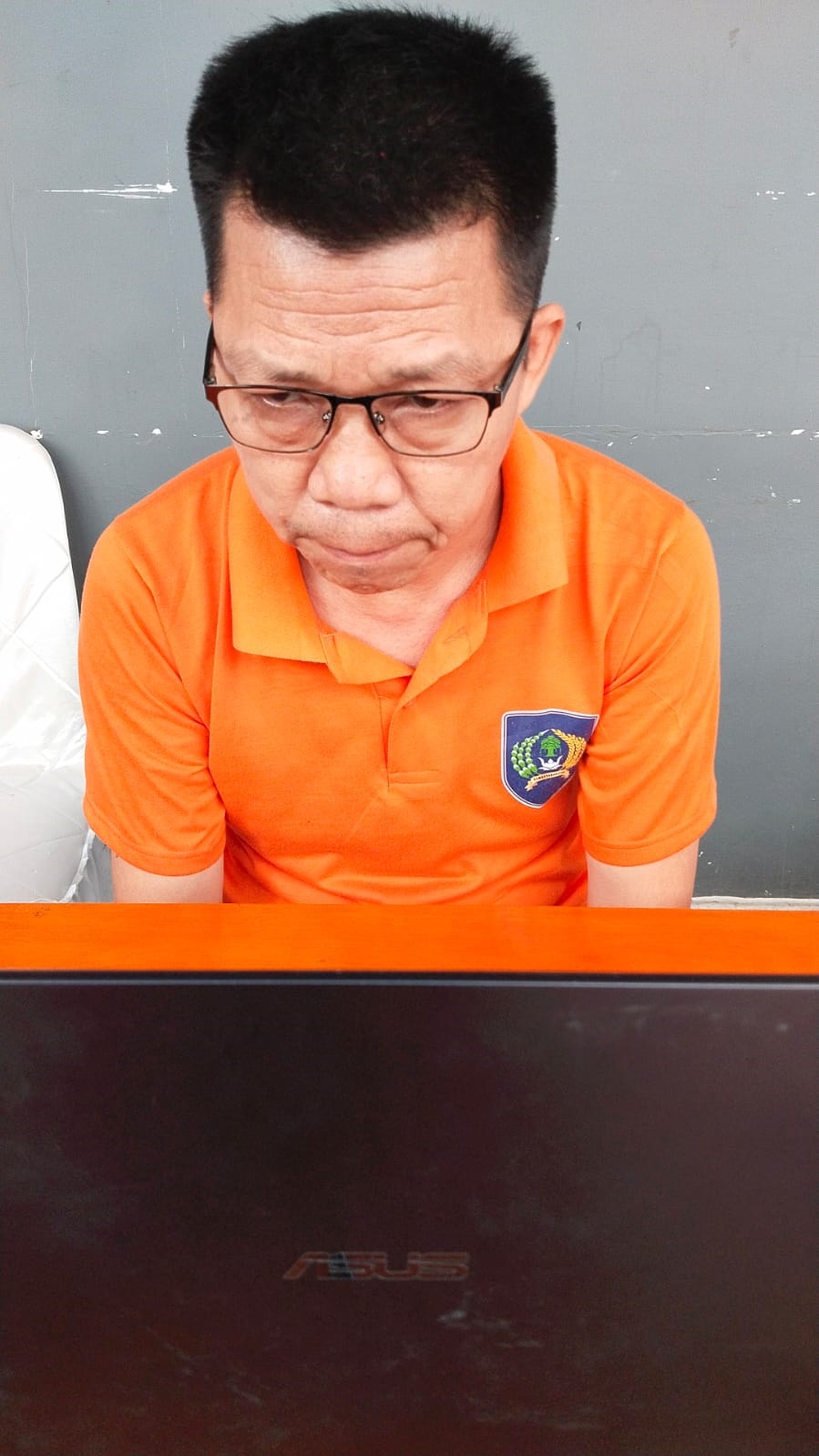 Terdakwa penggelapan uang toko bangunan, Lin Fong, menjalani sidang  