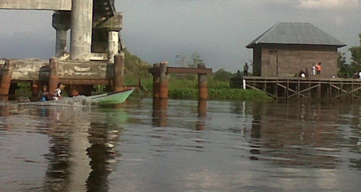 Memancing ikan di Sungai Jelai menjadi salah satu alternatif ngabuburit menanti waktu buka puasa.