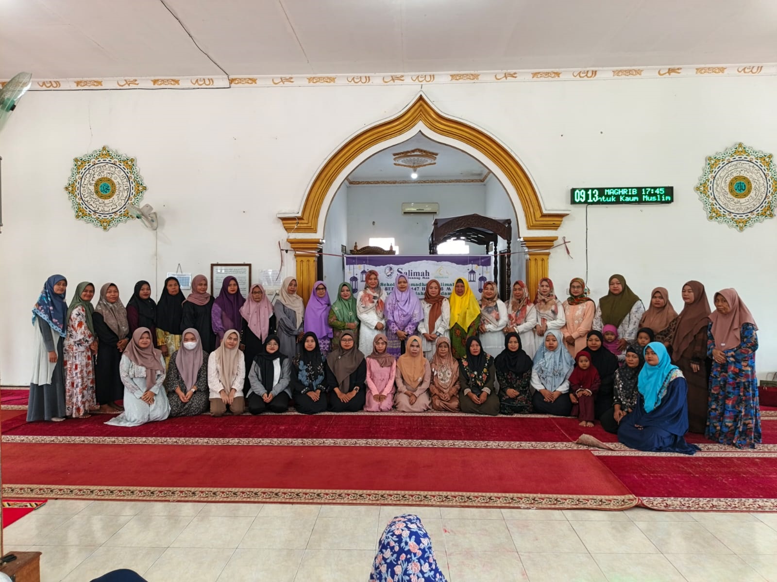 Para muslimah berfoto bersama ketika mengikuti sekolah ramadan yang digelar Salimah Kabupaten Gumas, di Masjid Al-Muhajirin Kuala Kurun, Minggu (22/2).