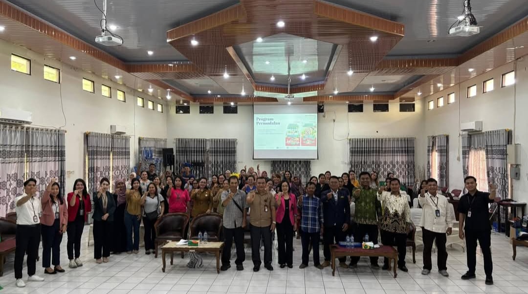 Para pelaku UMKM berfoto bersama setelah mengikuti sosialisasi penggunaan QRIS, di aula kantor bapperida setempat, belum lama ini.